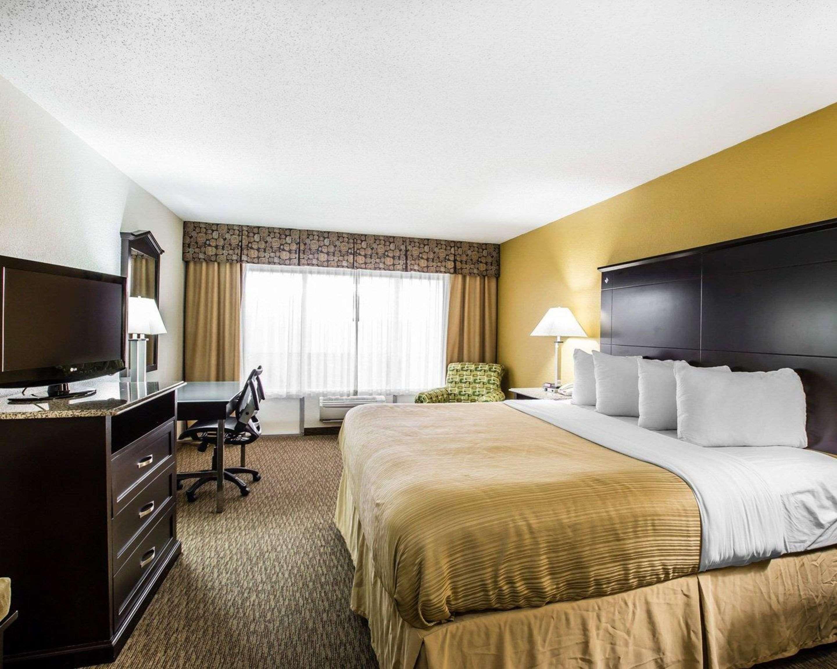 Quality Inn & Suites - Greensboro-High Point Bagian luar foto