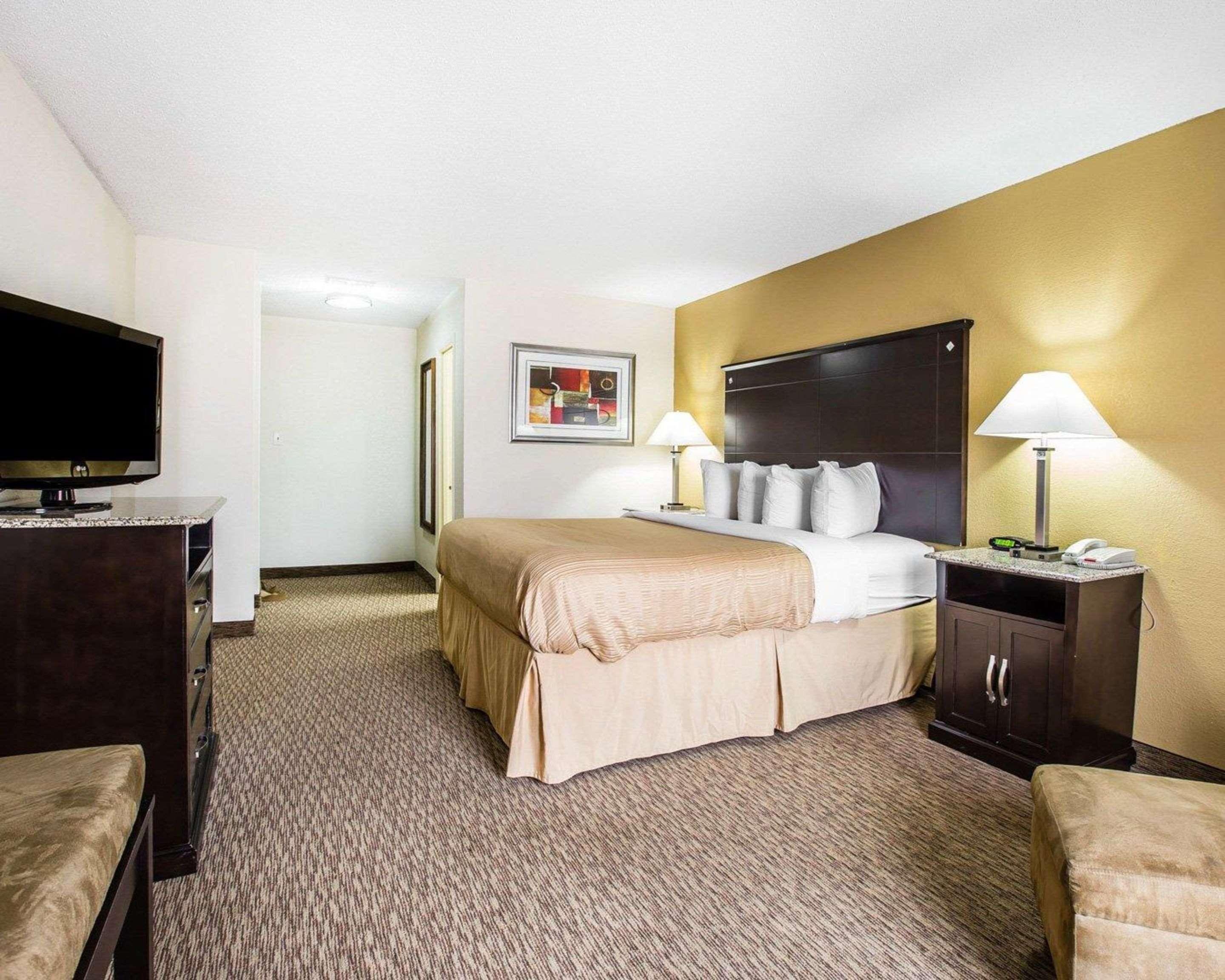 Quality Inn & Suites - Greensboro-High Point Bagian luar foto