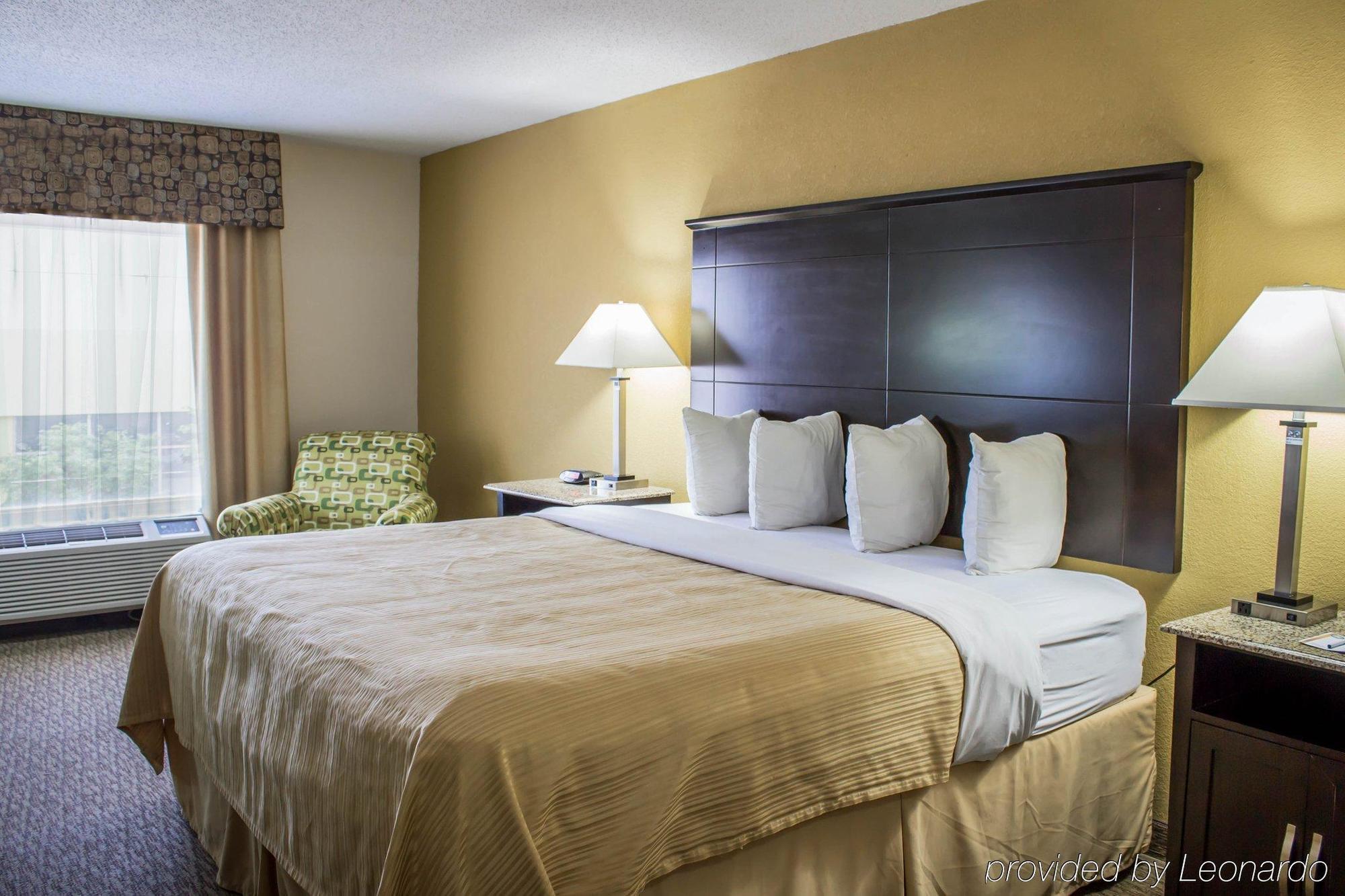 Quality Inn & Suites - Greensboro-High Point Bagian luar foto