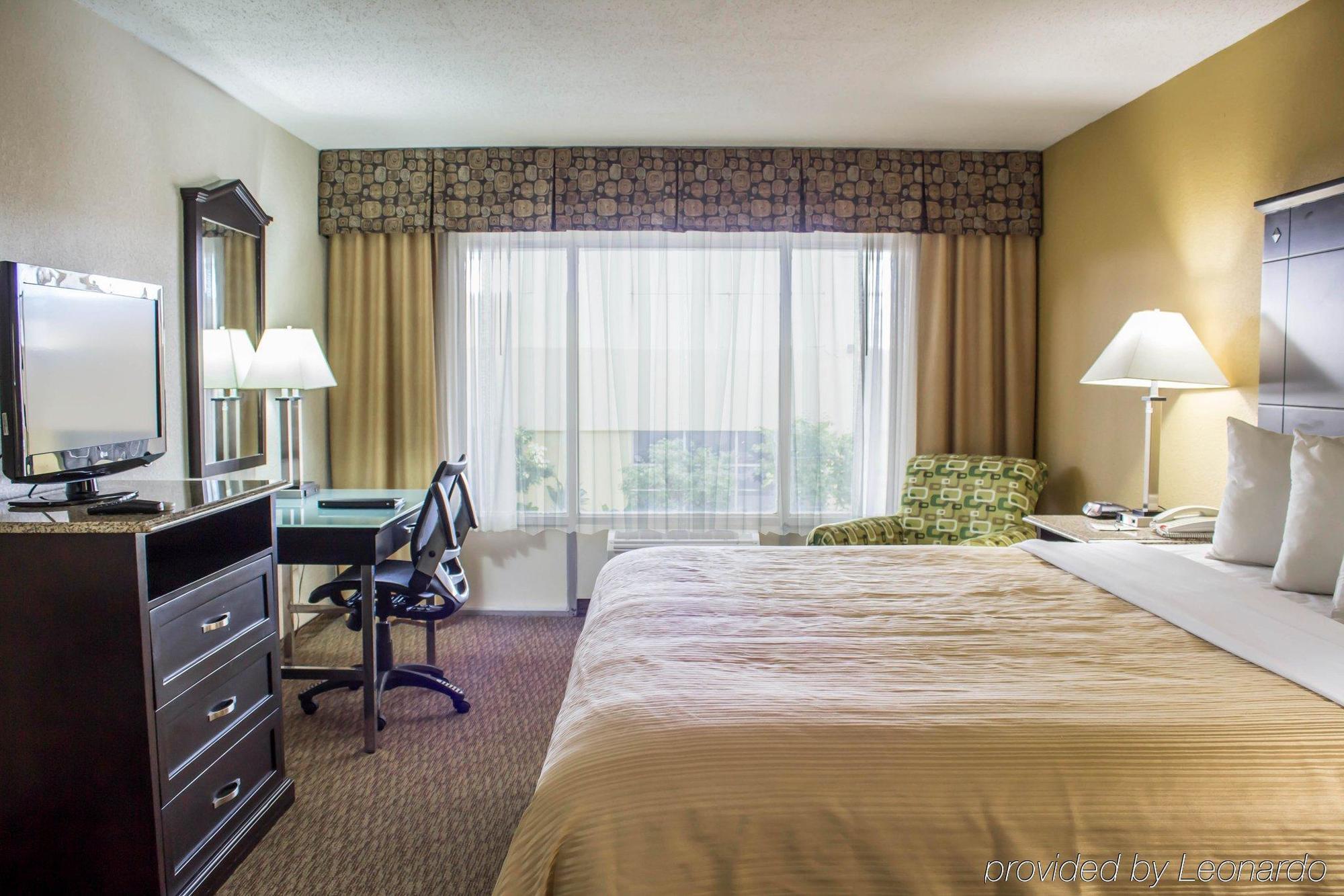 Quality Inn & Suites - Greensboro-High Point Bagian luar foto