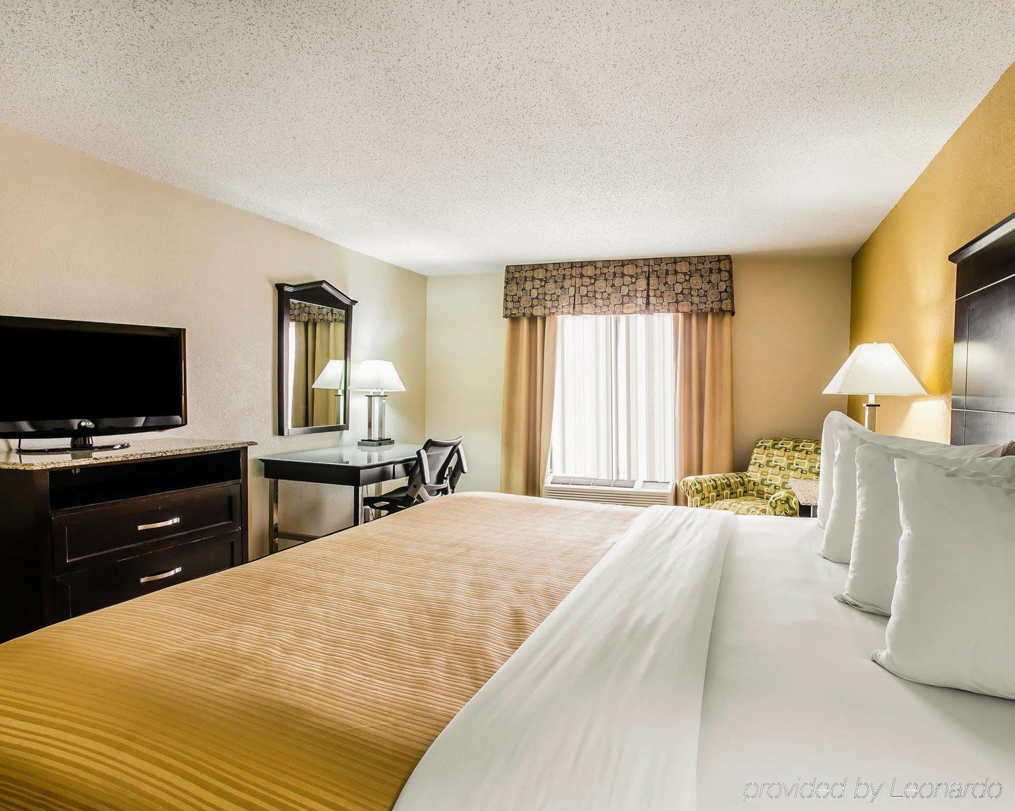 Quality Inn & Suites - Greensboro-High Point Bagian luar foto